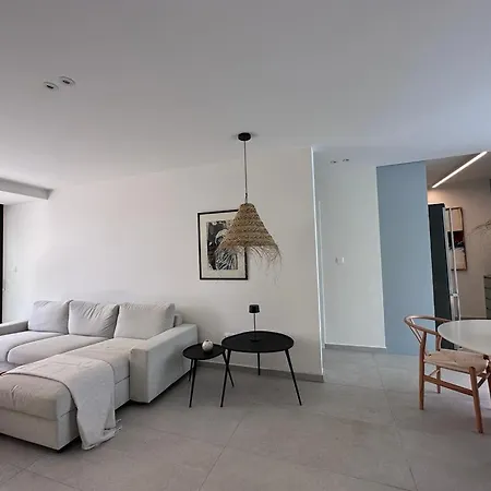 Tiffany Mare Vilă *